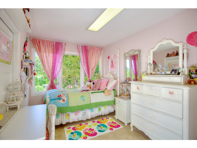 3 Spring Valley Lane Millbrae, CA 94030 - Photo 12 of 16 a room with furniture and a table