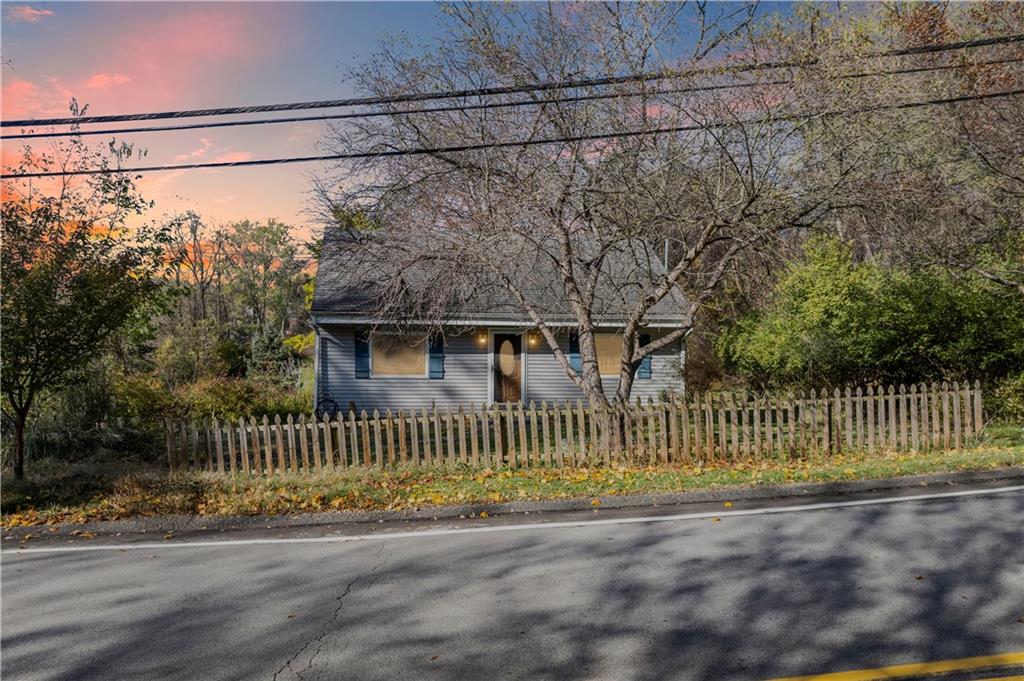 1615 Universal Road Pittsburgh, PA 15235 - Photo 2 of 45 Fenced in front yard