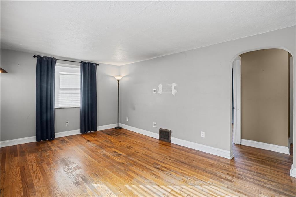 1615 Universal Road Pittsburgh, PA 15235 - Photo 5 of 45 Living room