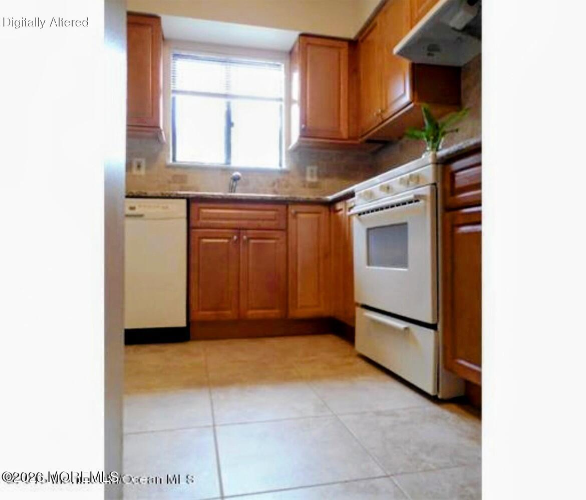5 Coventry Court, Unit 5 Matawan, NJ 07747 - Photo 3 of 14 IMG_2325