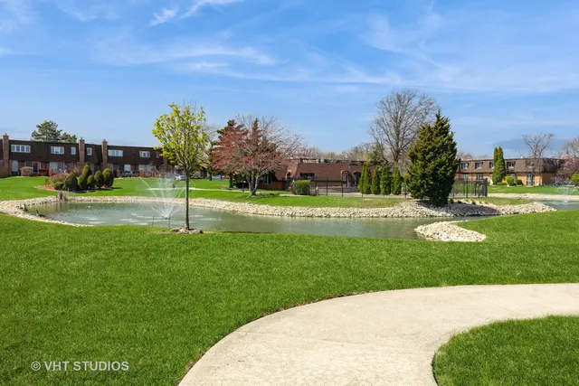 $185,000 | 1450 Tanglewood Street, Unit 1B, Flossmoor, IL 60422