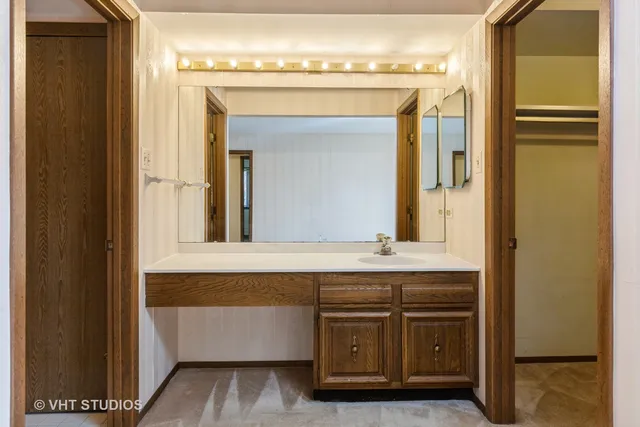 $185,000 | 1450 Tanglewood Street, Unit 1B, Flossmoor, IL 60422