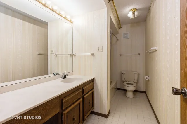 $185,000 | 1450 Tanglewood Street, Unit 1B, Flossmoor, IL 60422