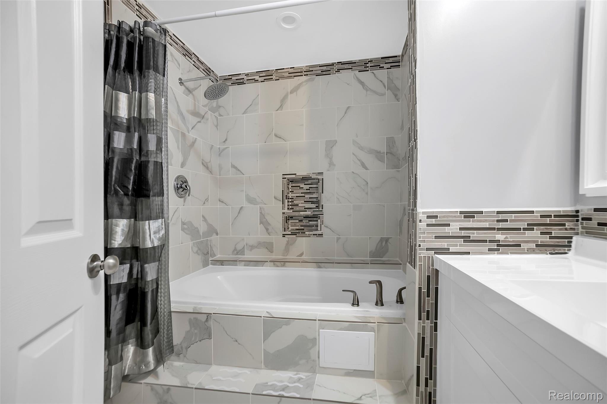 6350 Argentine Road Howell, MI 48855 - Photo 13 of 32 Newly Remodeled 2nd Level Full Bath