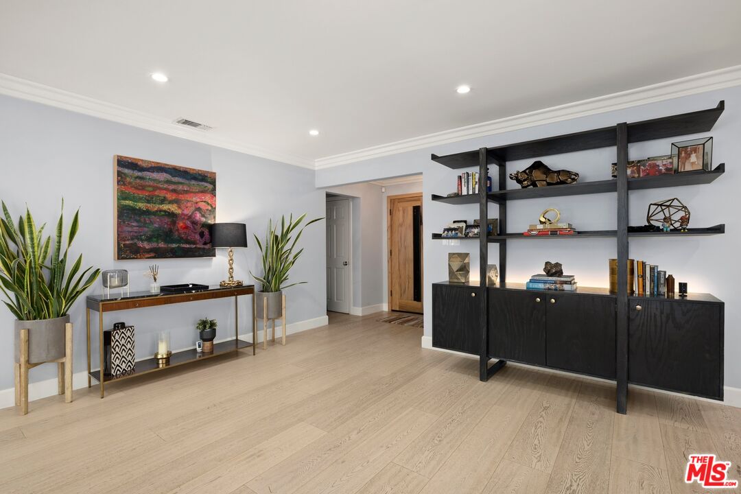 8142 Amor Road Los Angeles, CA 90046 - Photo 5 of 26 Gallery Image 5