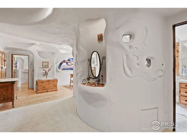 a picture of a very nice looking building