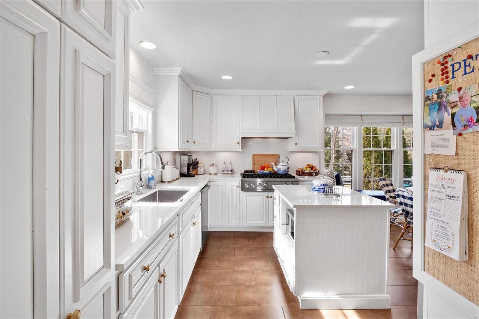 403 Hammersmith Road Creve Coeur, MO 63141 - Photo 7 of 39