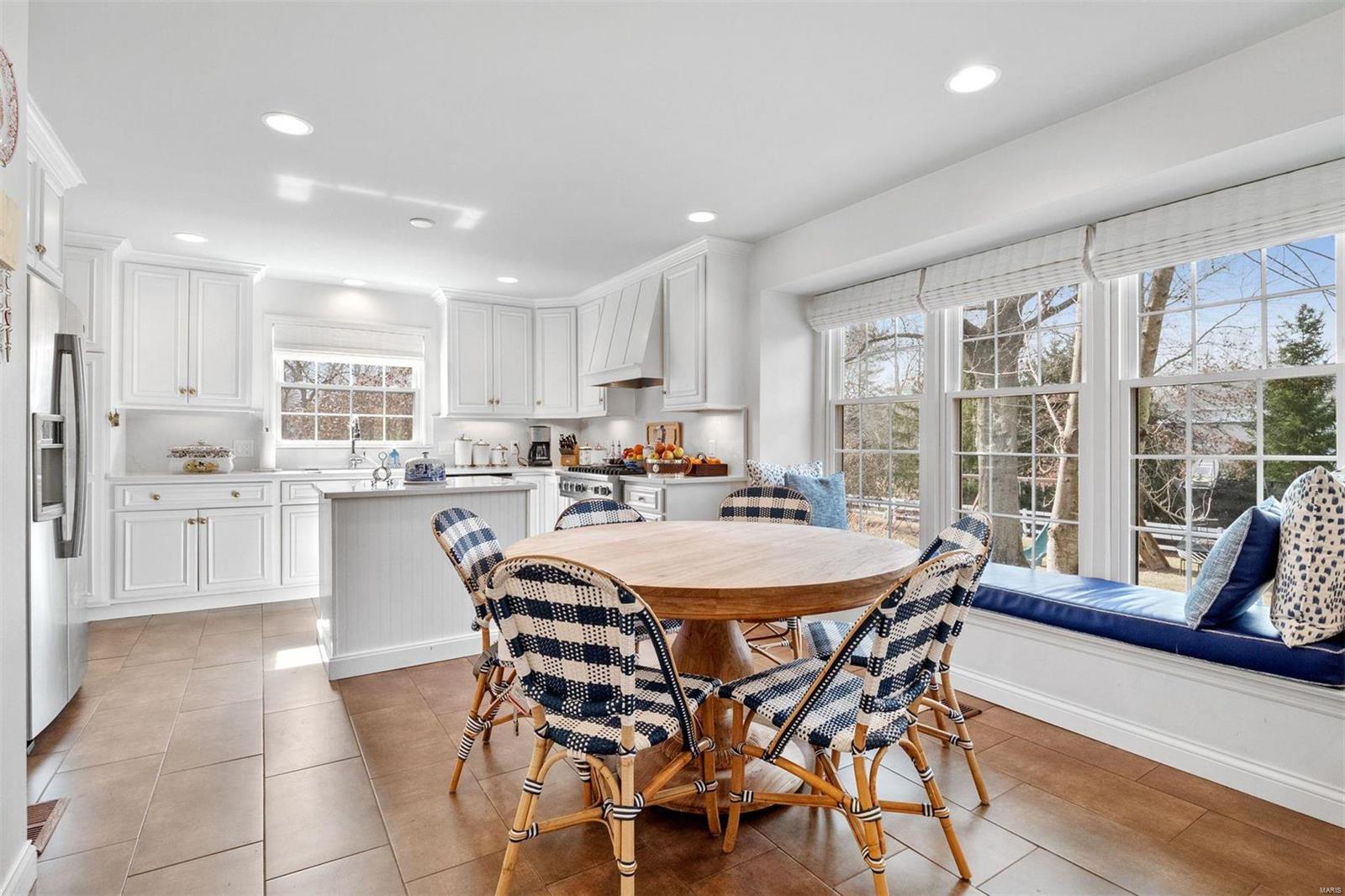 403 Hammersmith Road Creve Coeur, MO 63141 - Photo 8 of 39