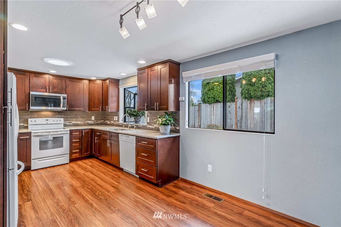 2222 236th Street Southeast Bothell, WA 98021 - Photo 9 of 32