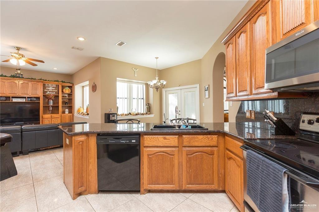 2802 South Pecan Boulevard Donna, TX 78537 - Photo 16 of 27 a kitchen with lots of counter top space