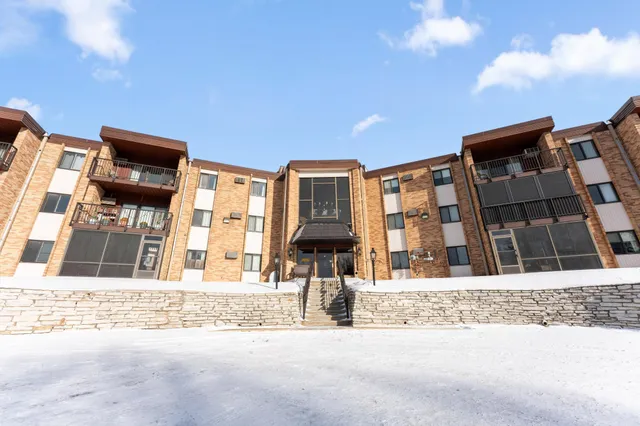 $162,000 | 2690 Oxford Street North, Unit 209, Roseville, MN 55113