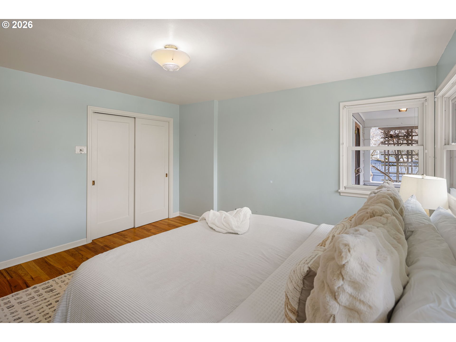 940 East 23rd Avenue Eugene, OR 97405 - Photo 34 of 48 a bedroom with a bed and a lamp