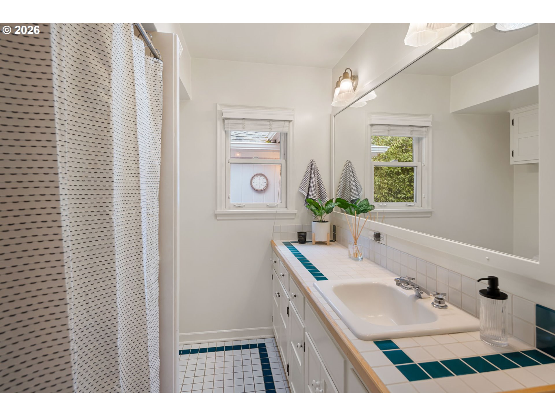 940 East 23rd Avenue Eugene, OR 97405 - Photo 35 of 48 a bathroom with a sink a mirror and a bathtub