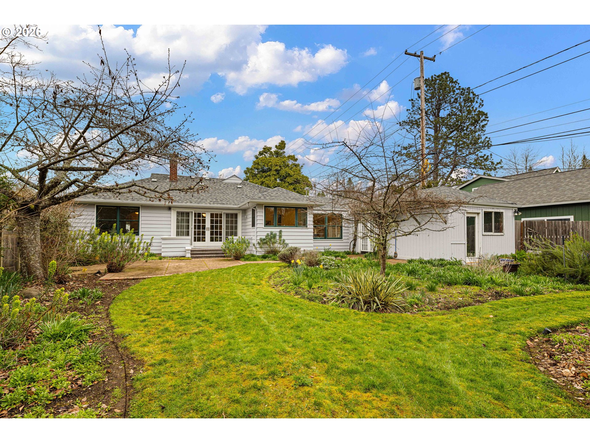 940 East 23rd Avenue Eugene, OR 97405 - Photo 10 of 48 a front view of a house with garden