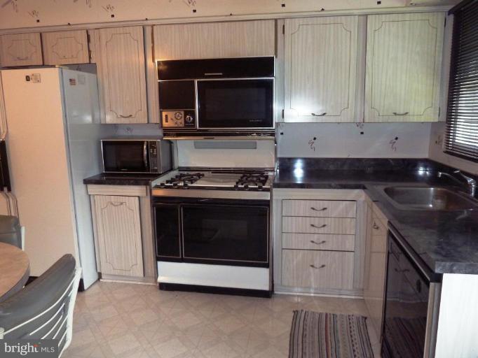 6608 Wickfield Road Baltimore, MD 21209 - Photo 4 of 16 Kitchen