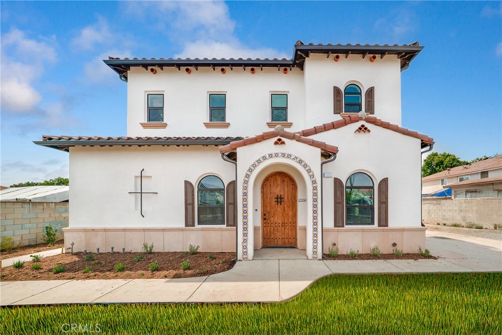 a view of front a house with a yard