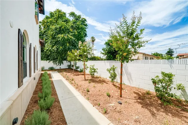 a view of entryway with a garden