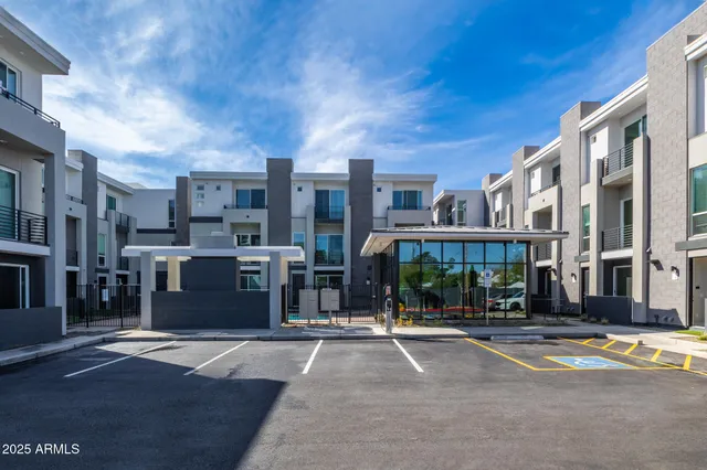 $3,095 | 915 East Missouri Avenue, Unit 16, Phoenix, AZ 85014