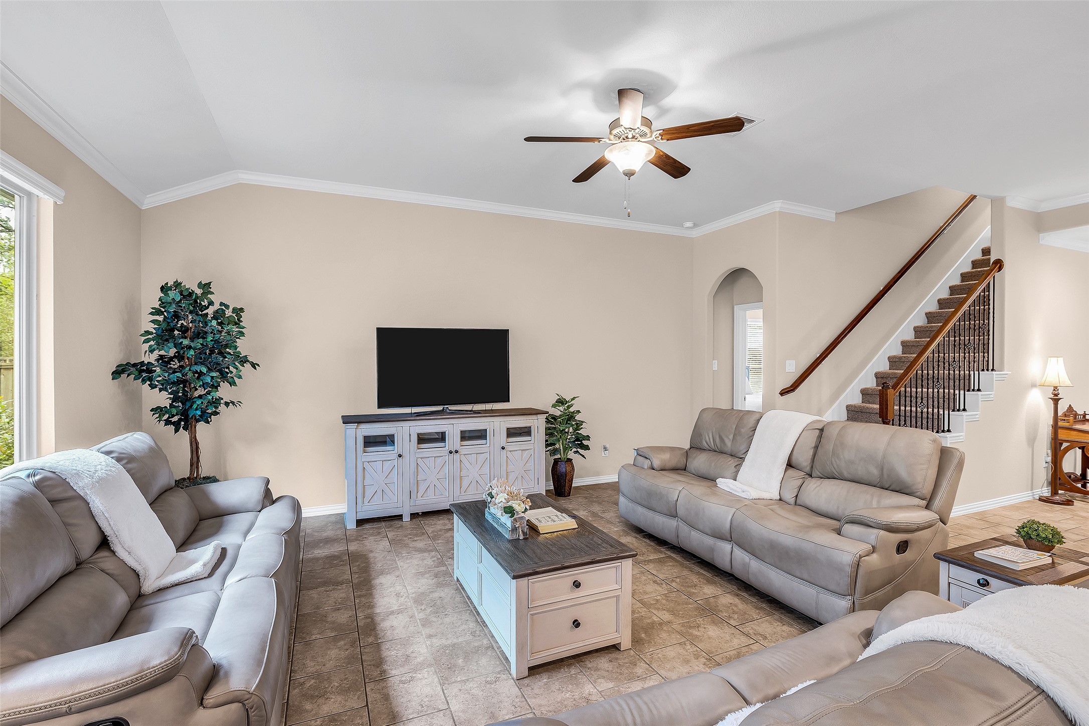 34 Sawbridge Circle Spring, TX 77389 - Photo 6 of 38 Fresh Paint inside and out.