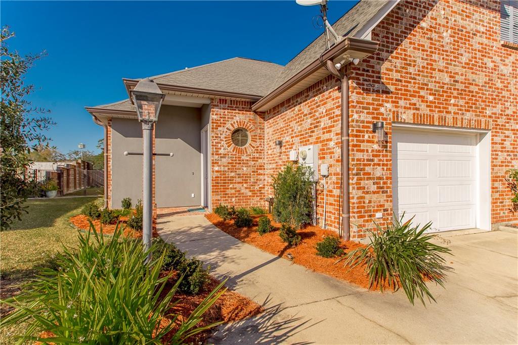 825 Decatur Street Ponchatoula, LA 70454 - Photo 2 of 32