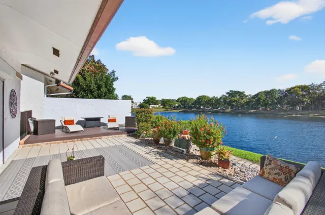 $685,000 | 23145 Via Stel, Boca Raton, FL 33433