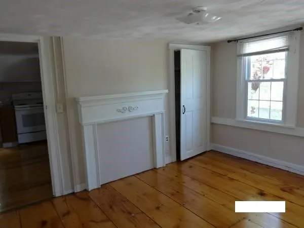 $1,900 | 37 Castle Street, East Greenwich, RI 02818