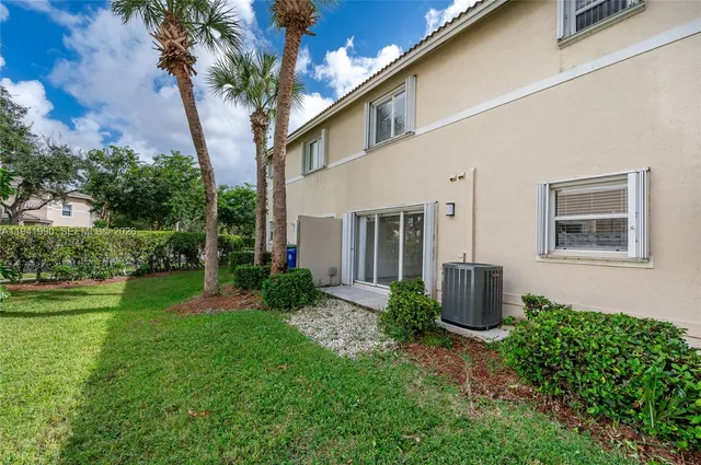 a view of a house with backyard and garden