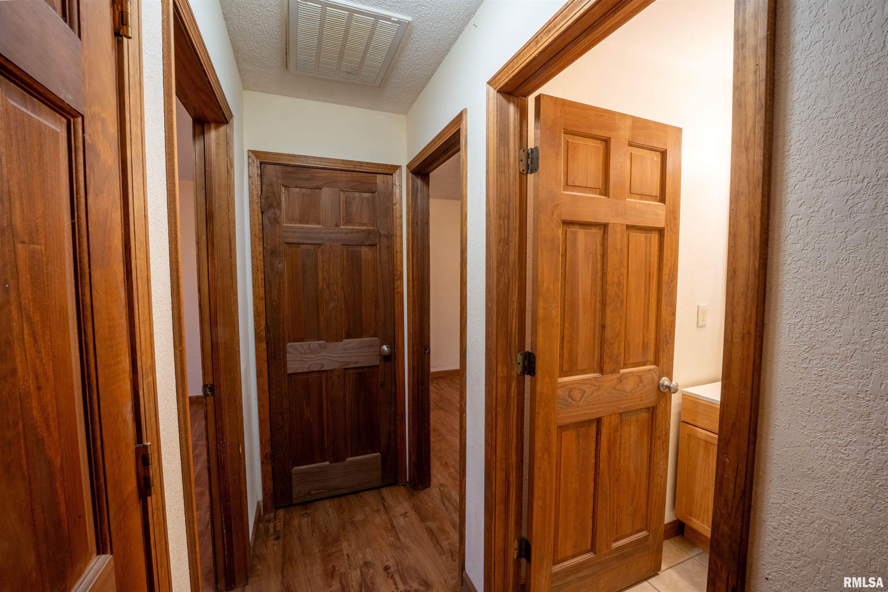 215 West Valleyview Drive Canton, IL 61520 - Photo 11 of 17