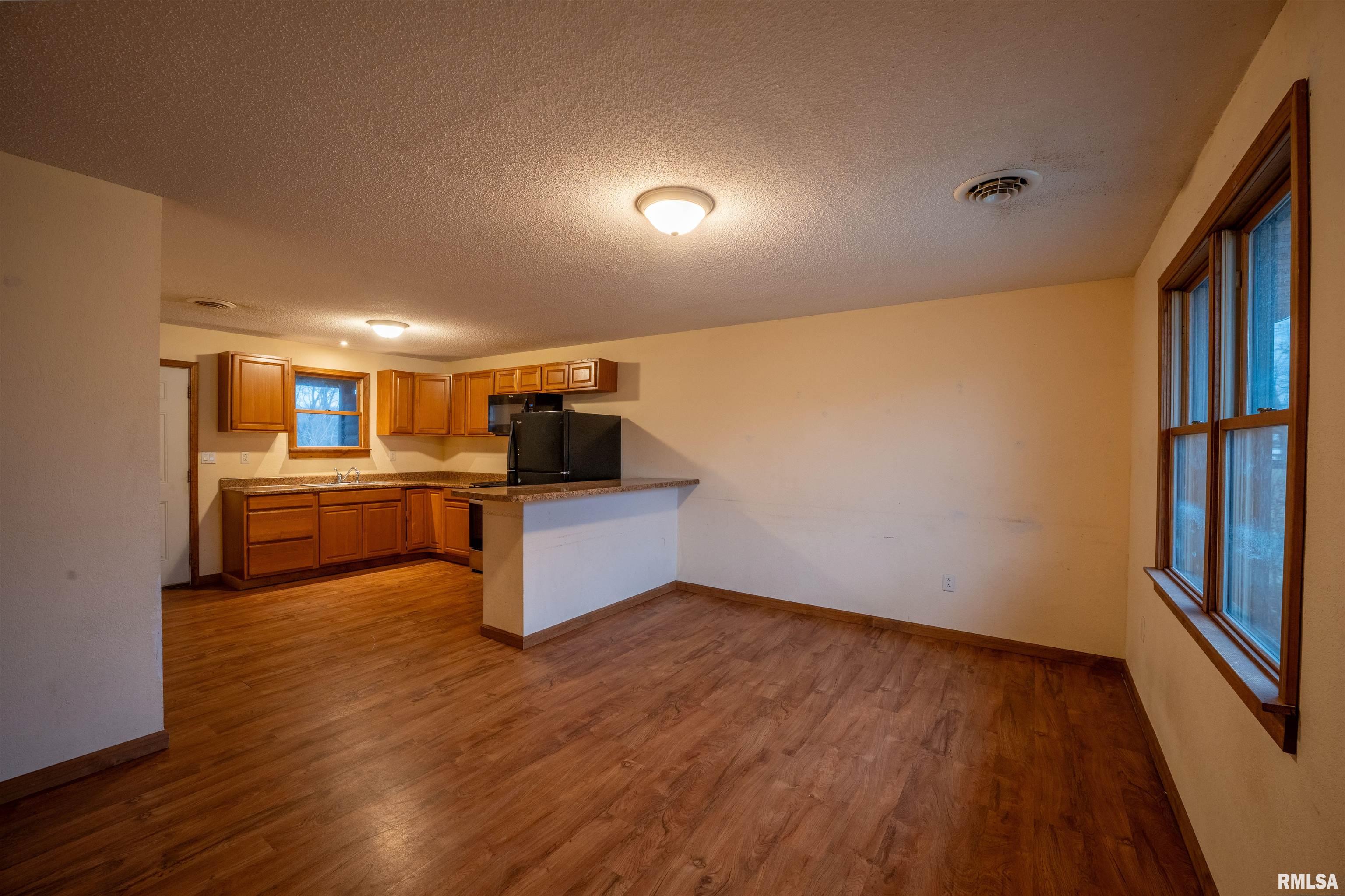 215 West Valleyview Drive Canton, IL 61520 - Photo 5 of 17