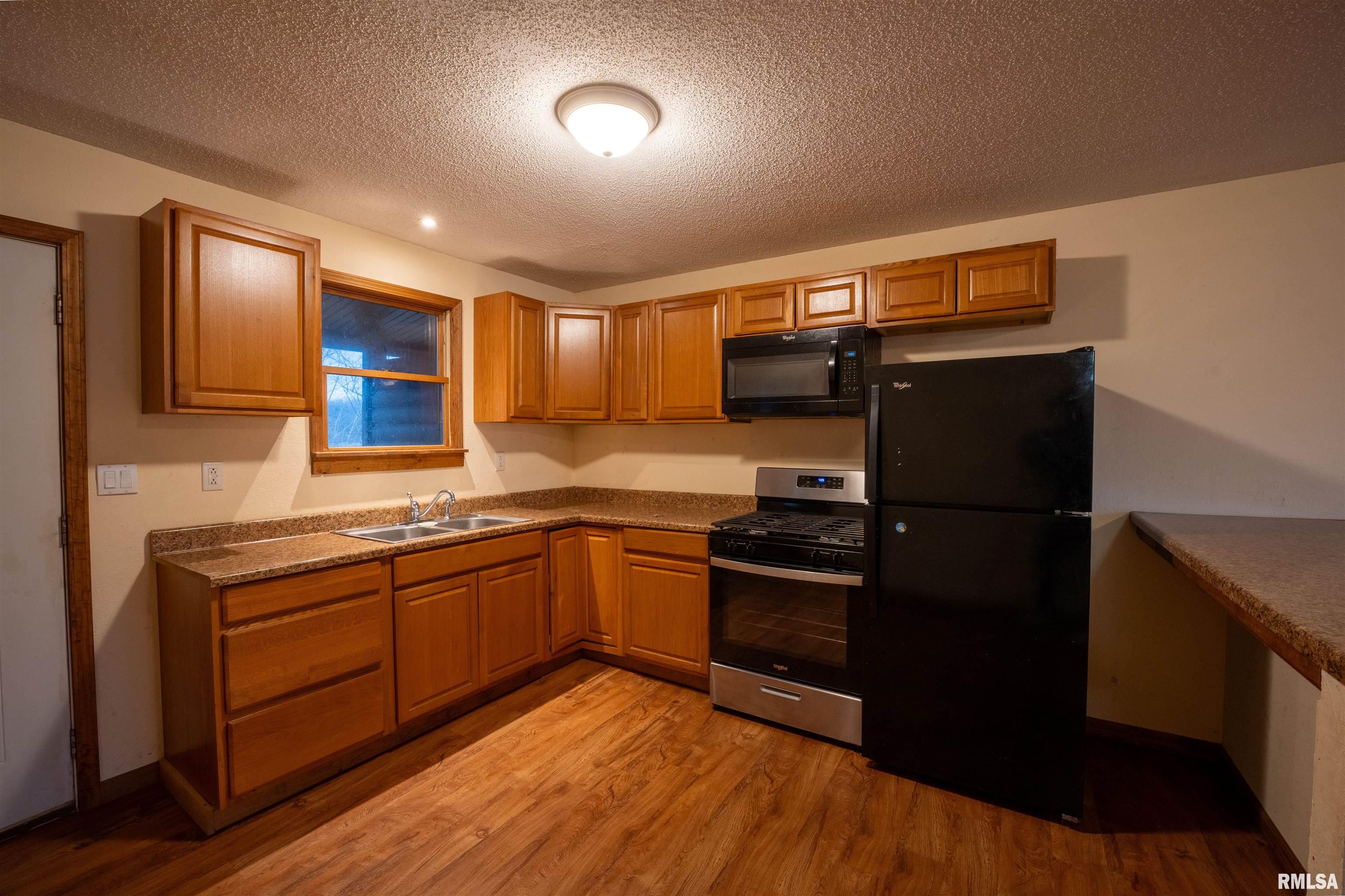 215 West Valleyview Drive Canton, IL 61520 - Photo 6 of 17