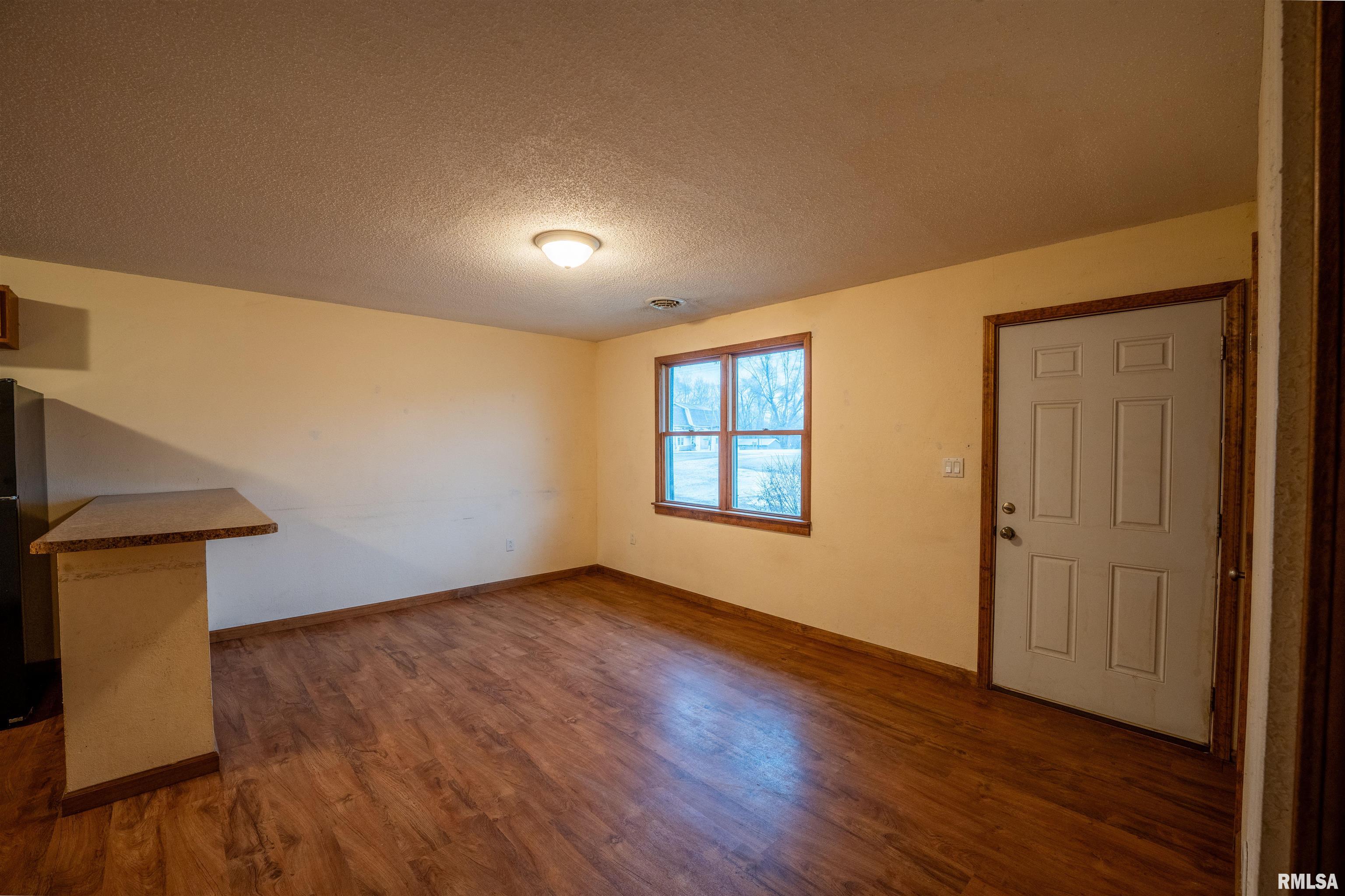 215 West Valleyview Drive Canton, IL 61520 - Photo 7 of 17