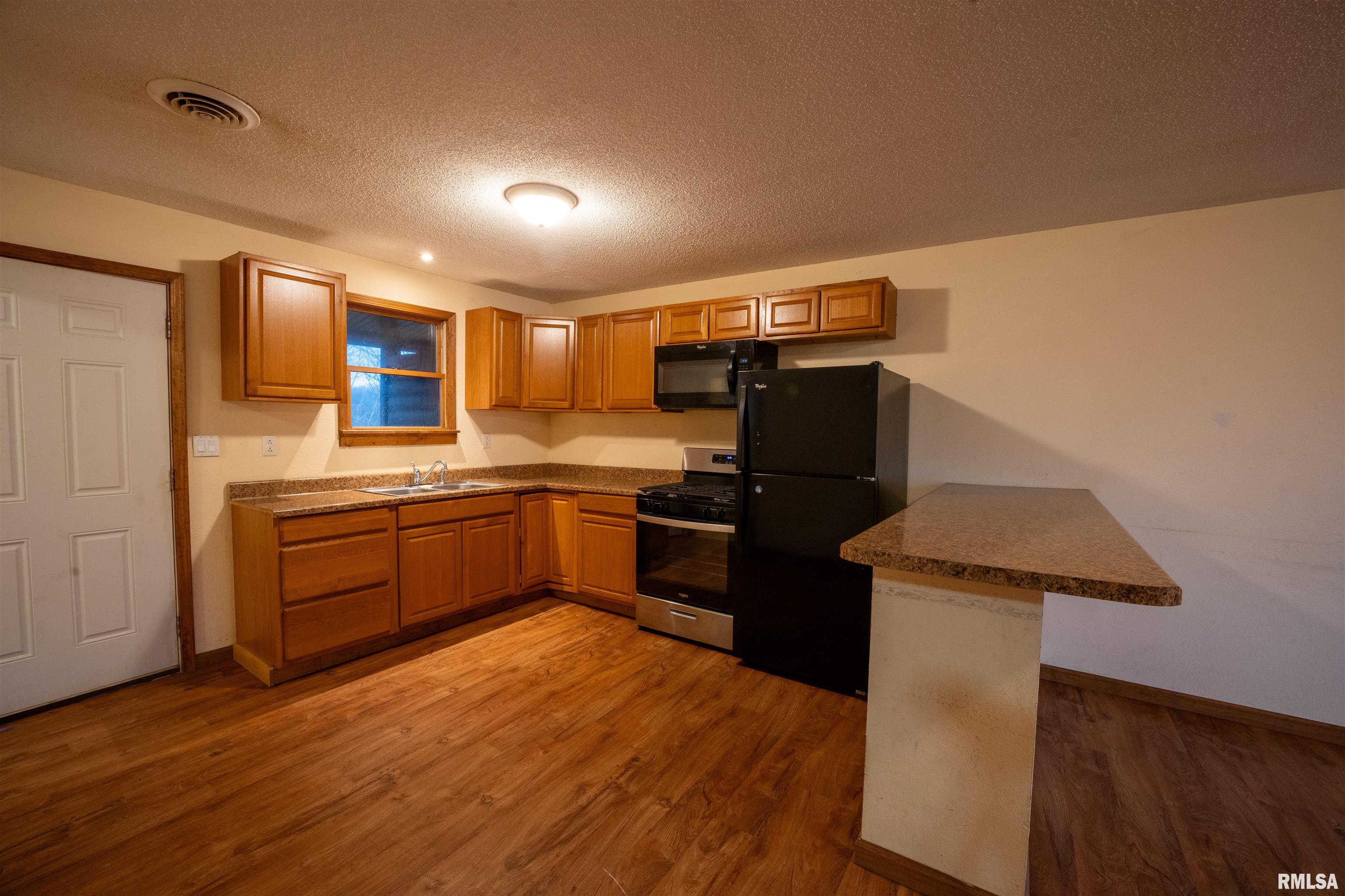 215 West Valleyview Drive Canton, IL 61520 - Photo 8 of 17