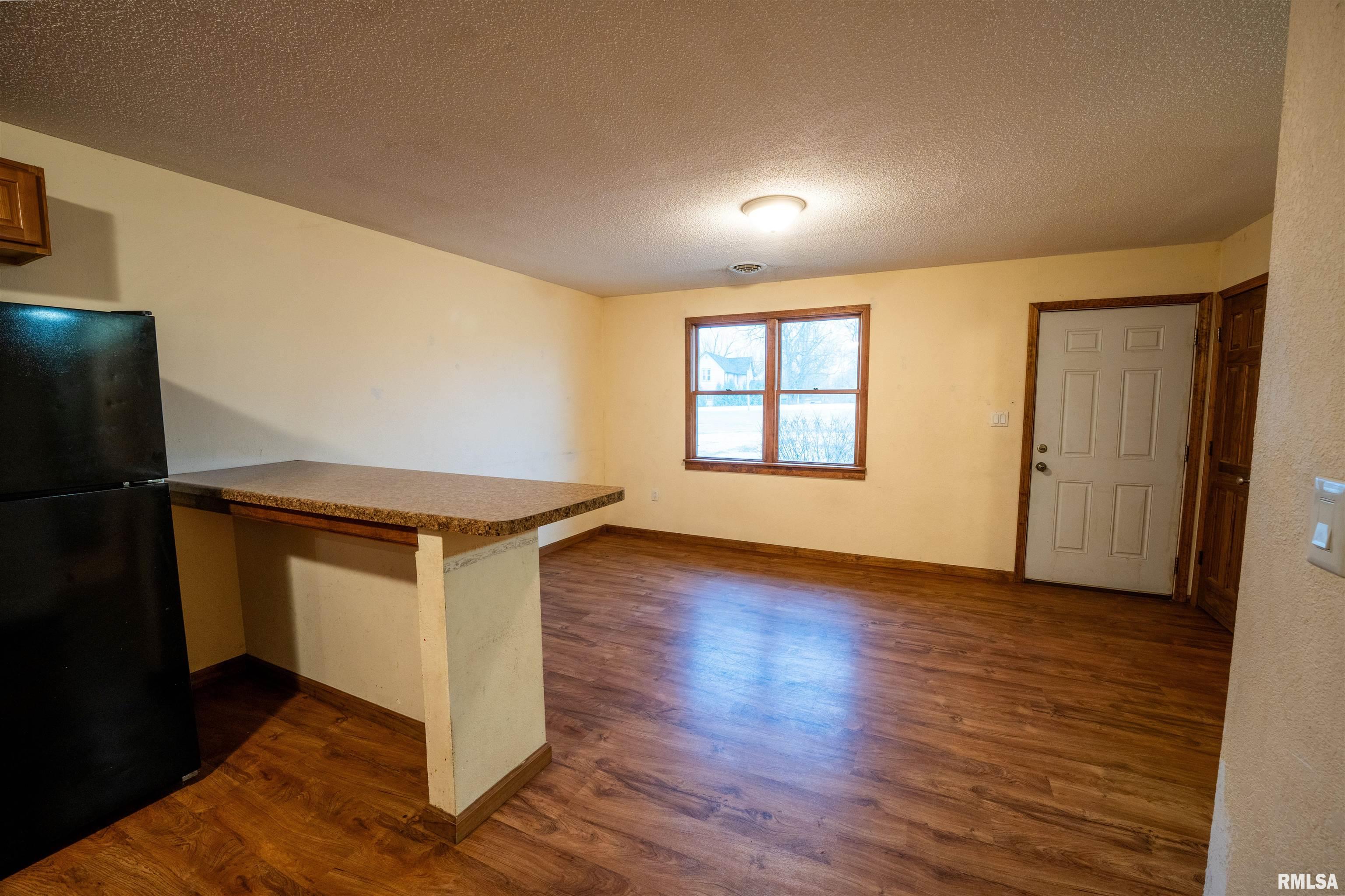 215 West Valleyview Drive Canton, IL 61520 - Photo 9 of 17