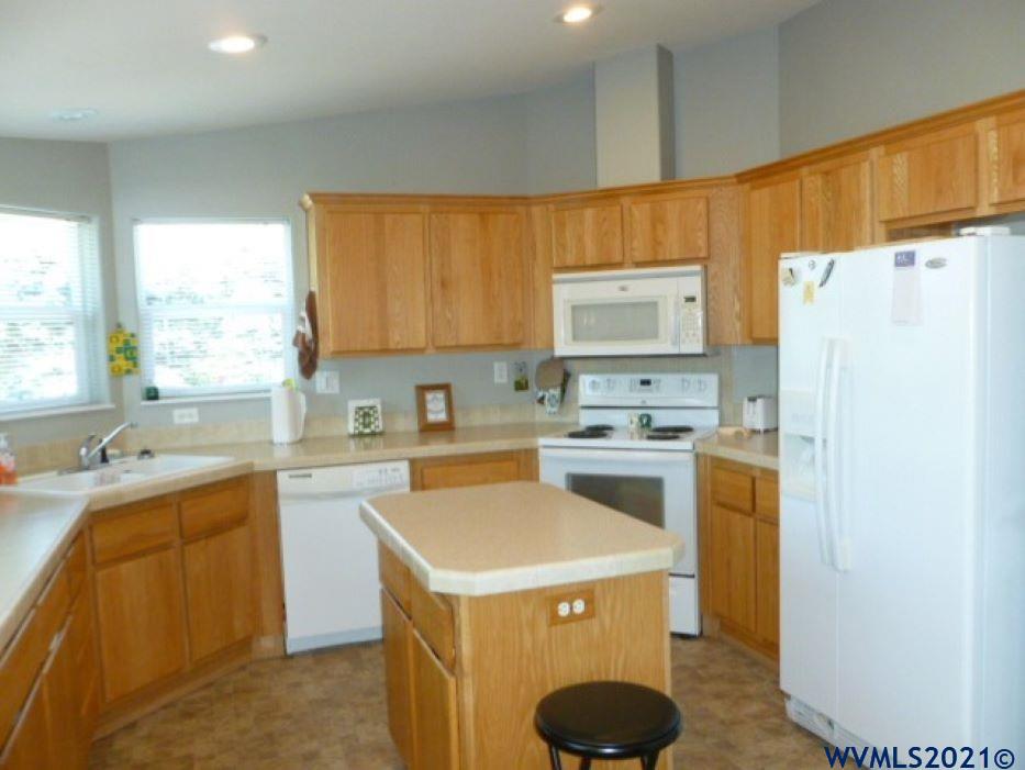 4254 Hazelgreen Road Northeast Salem, OR 97305 - Photo 4 of 16 Gallery Image 4