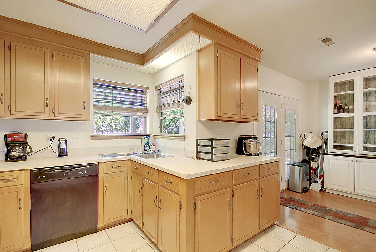 307 Cherokee Drive Summerville, SC 29486 - Photo 10 of 28 CREM_307 Cherokee_006