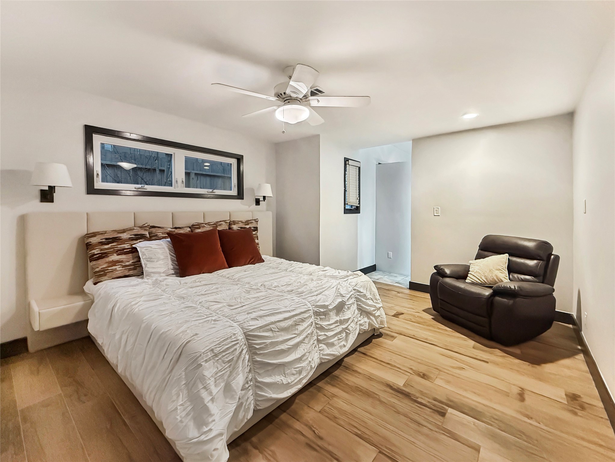 4521 Maple Street Bellaire, TX 77401 - Photo 23 of 36 Spacious primary suite made for comfort.