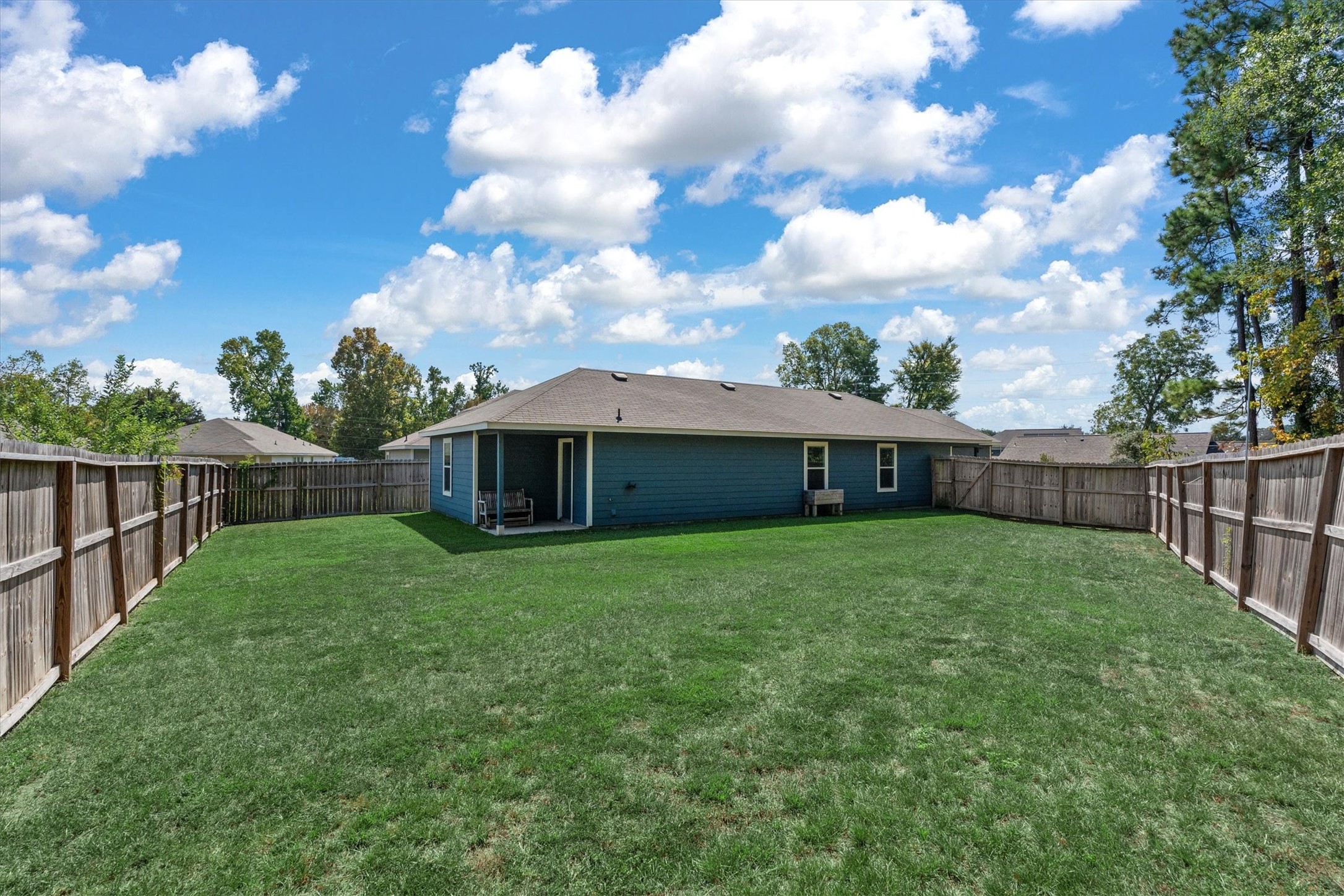 a view of a house with backyard and garden