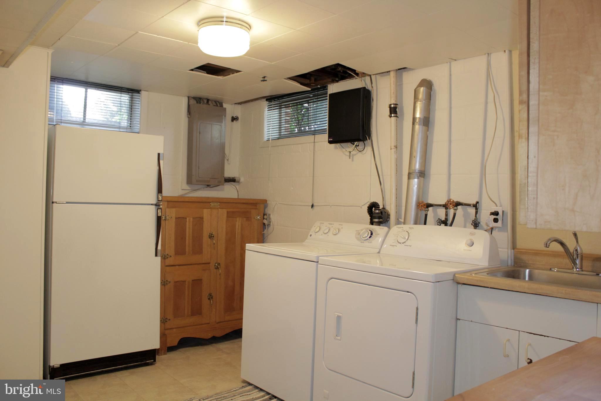 112 17th Avenue Baltimore, MD 21225 - Photo 23 of 40 a kitchen with refrigerator and sink
