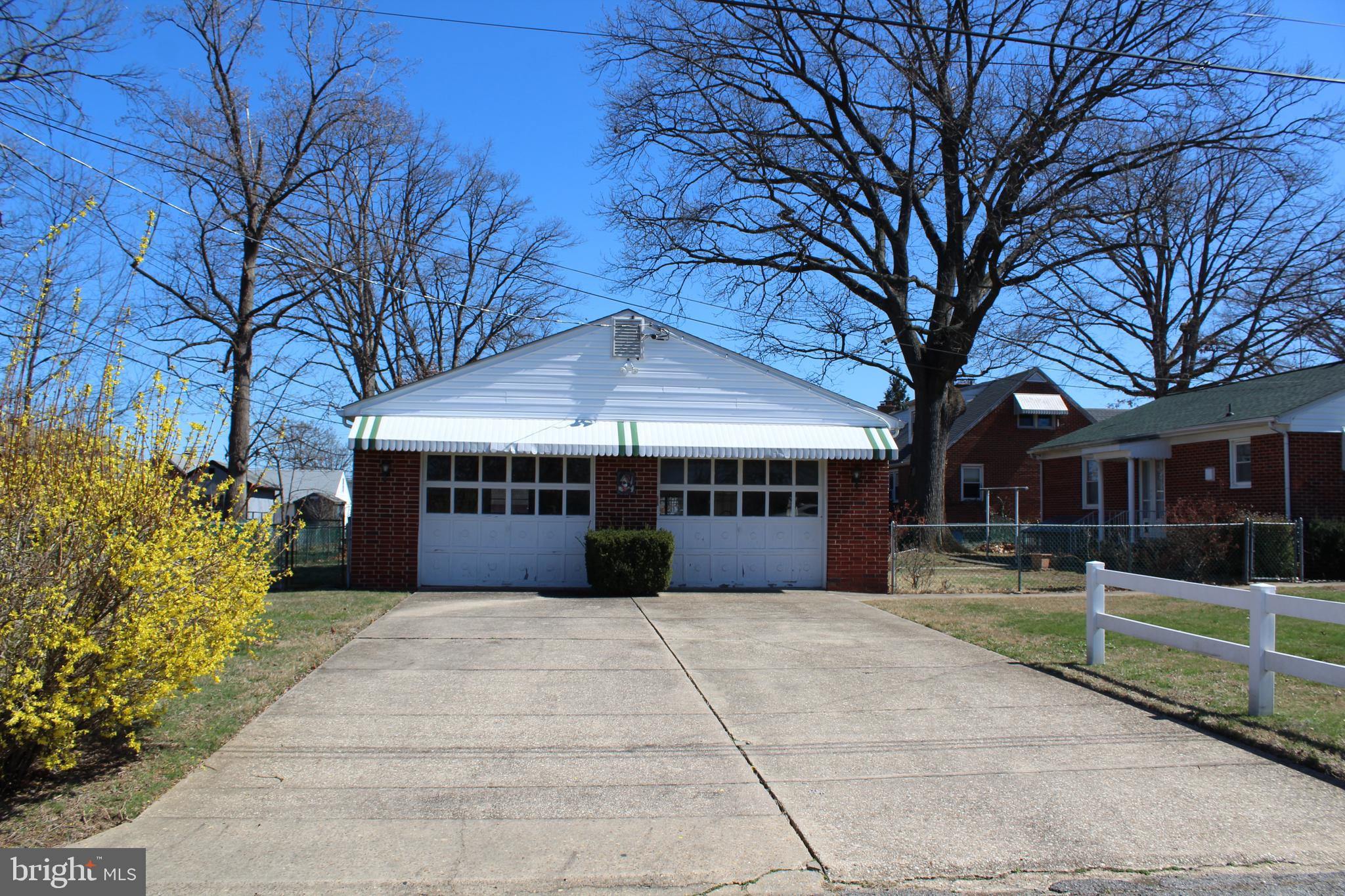 112 17th Avenue Baltimore, MD 21225 - Photo 6 of 40 a view of a house with backyard and trees