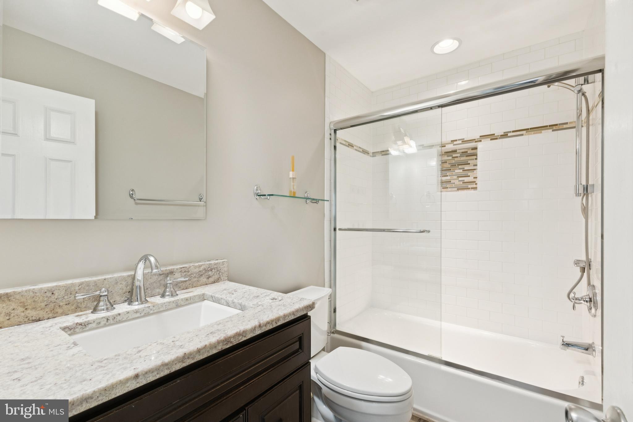 7420 Houndsbury Court Alexandria, VA 22315 - Photo 22 of 34 MAIN BATHROOM
