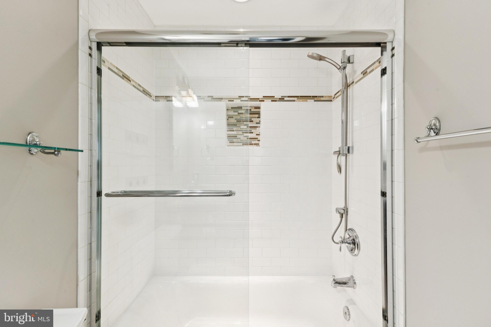 7420 Houndsbury Court Alexandria, VA 22315 - Photo 23 of 34 MAIN TUB / SHOWER