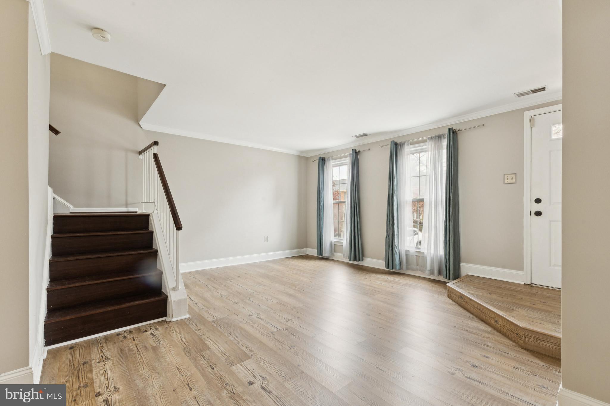 7420 Houndsbury Court Alexandria, VA 22315 - Photo 3 of 34 LIVING ROOM