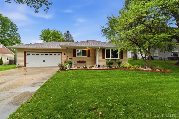 $379,900 | 332 South Elmwood Drive, Aurora, IL 60506
