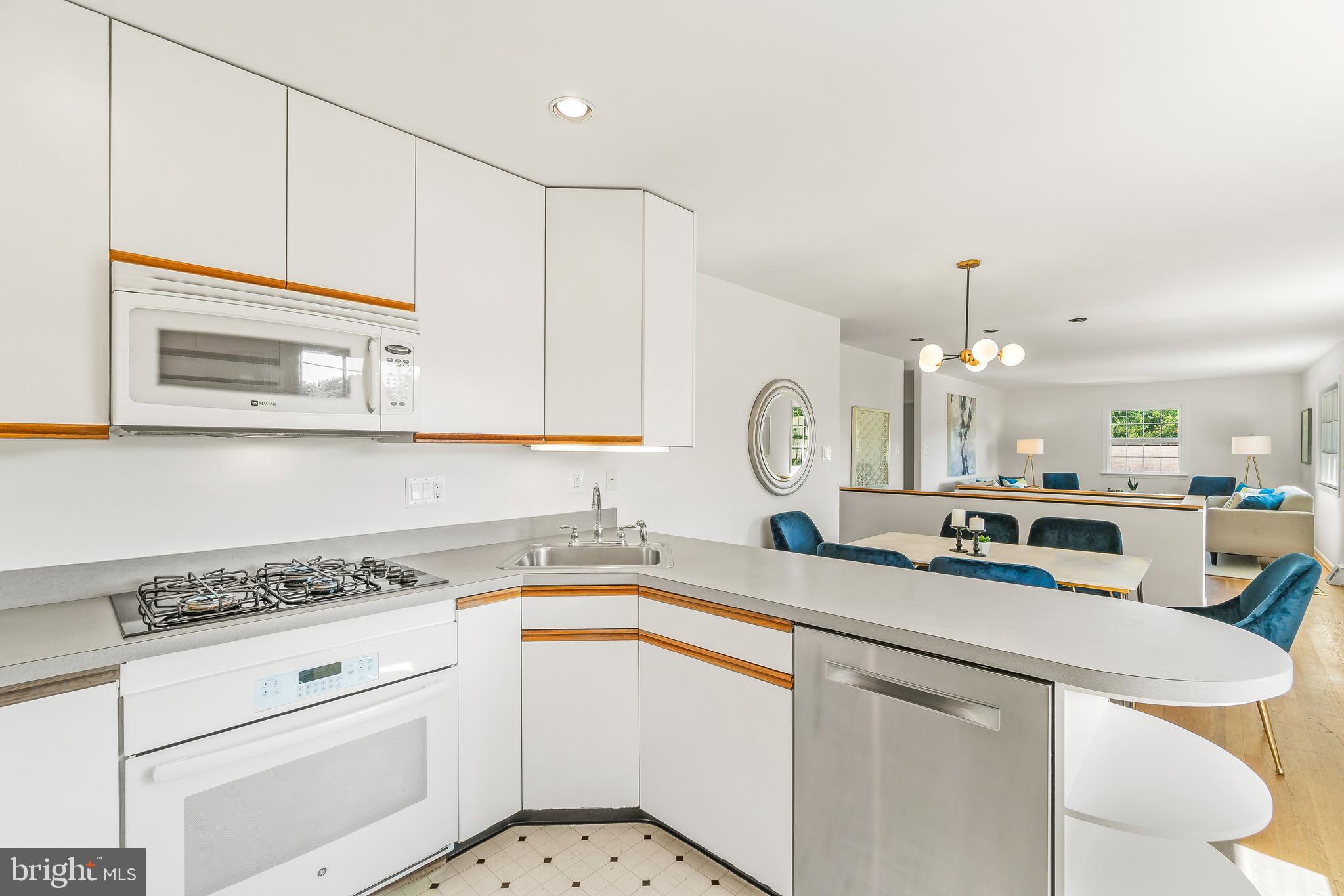 5802 Norton Road Alexandria, VA 22303 - Photo 7 of 32 Crisp and bright!