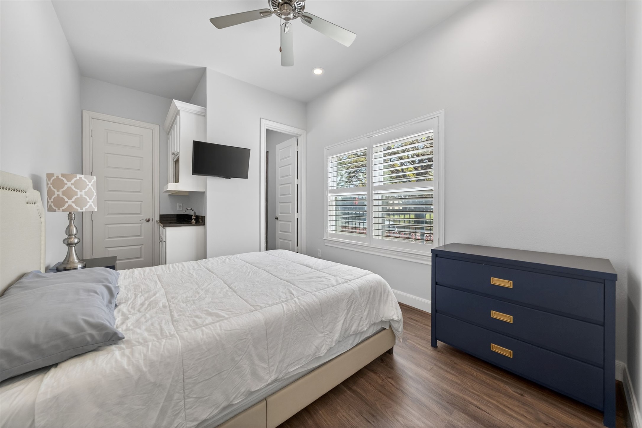 3347 Kilgore Street Houston, TX 77021 - Photo 24 of 32 The first floor guest bedroom also features a private bathroom and wet bar