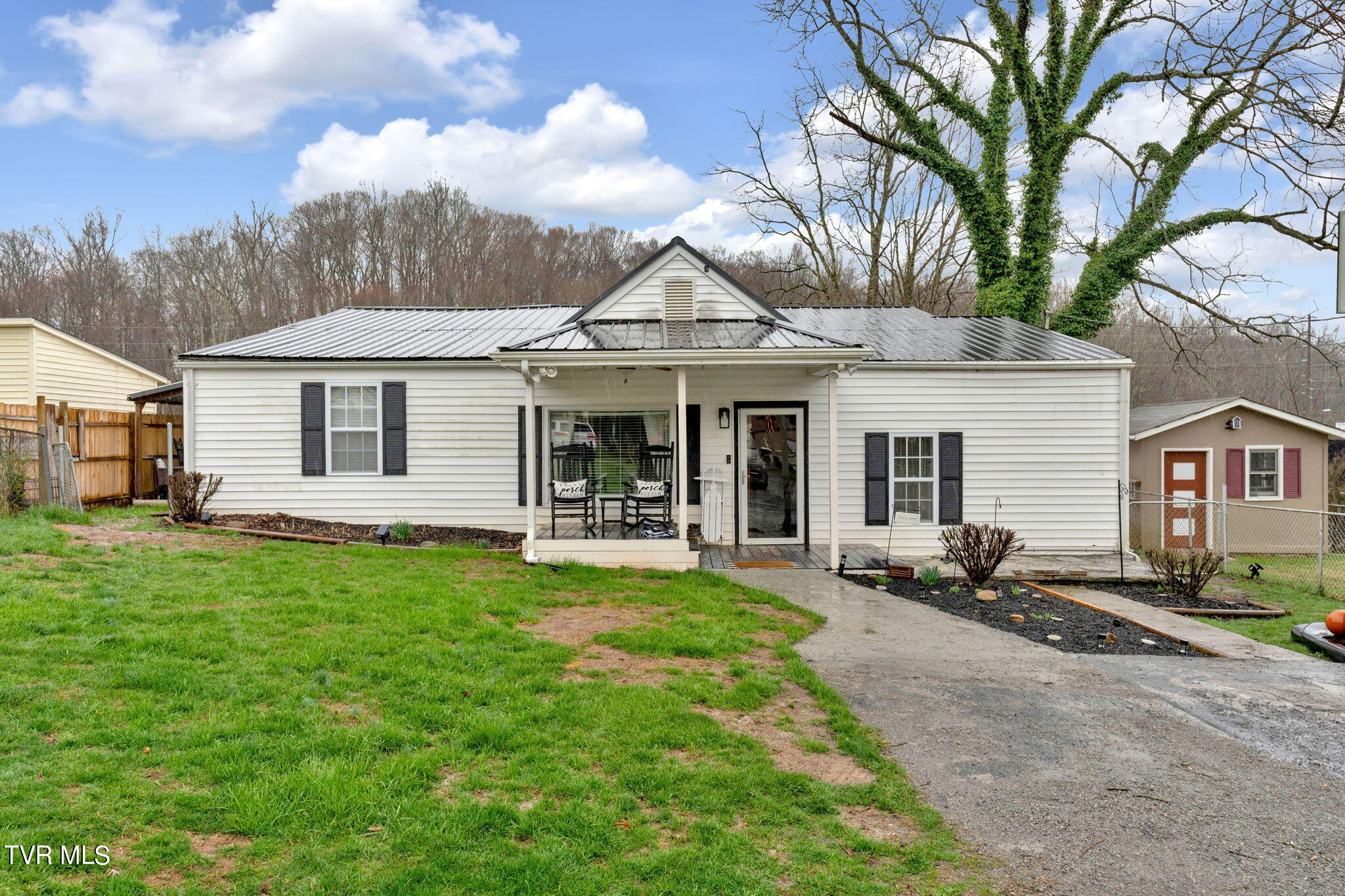 108 Reed Road Bristol, TN 37620 - Photo 3 of 22 22-web-or-mls-DSC01804