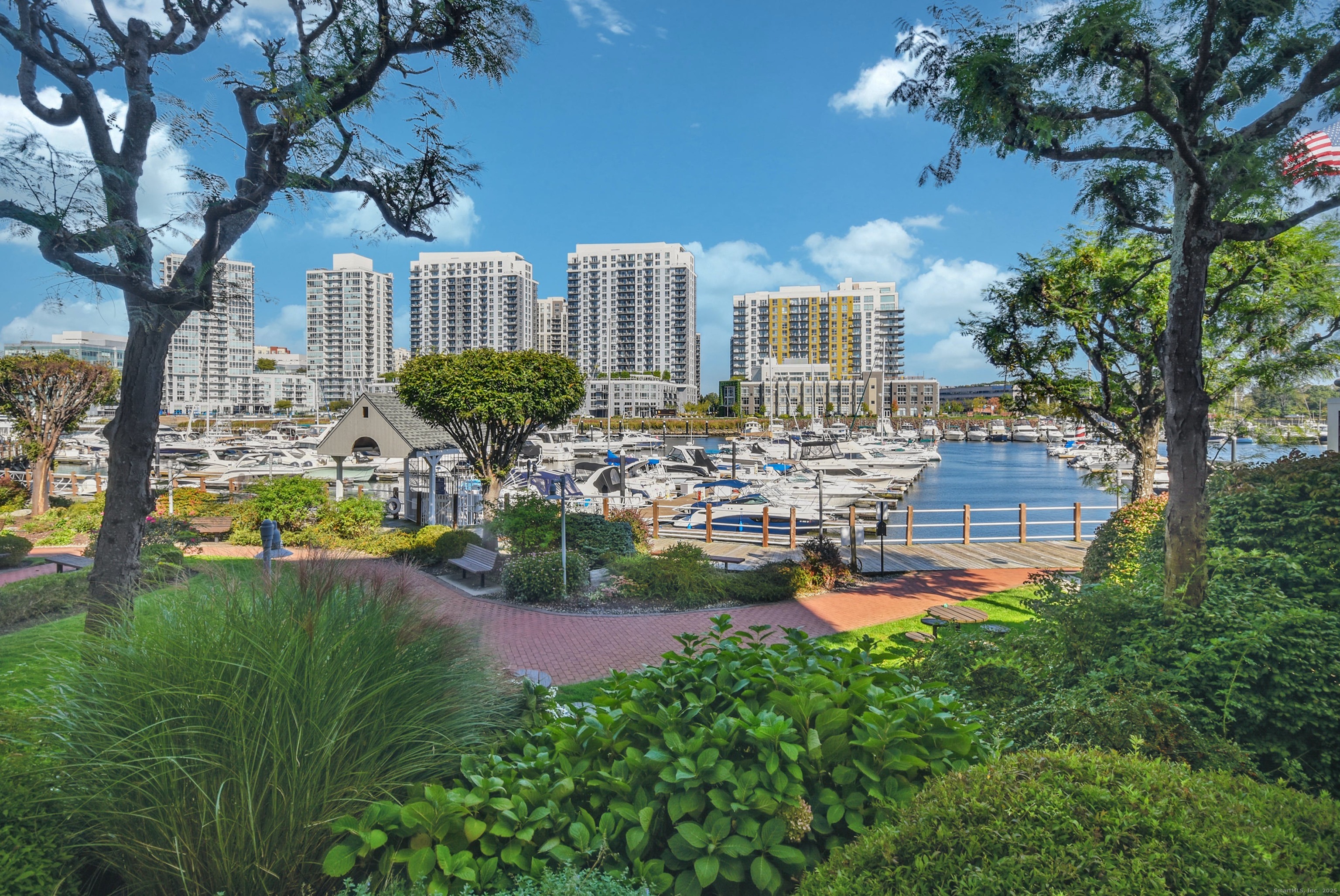 98 Southfield Avenue, Unit 101 Stamford, CT 06902 - Photo 21 of 24 Well maintained landscaping year round