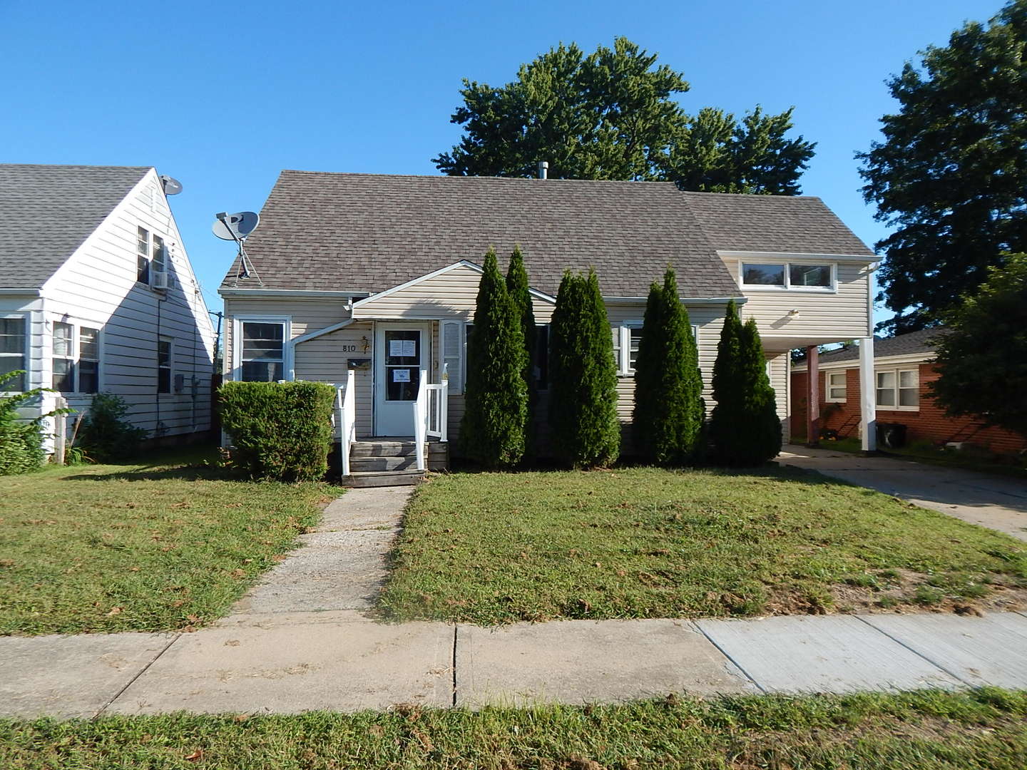 810 West 15th Street Sterling, IL 61081 - Photo 1 of 22 a front view of a house with a yard