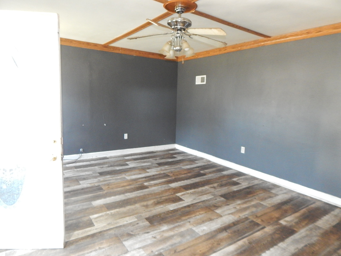 810 West 15th Street Sterling, IL 61081 - Photo 13 of 22 a view of a room with a ceiling fan