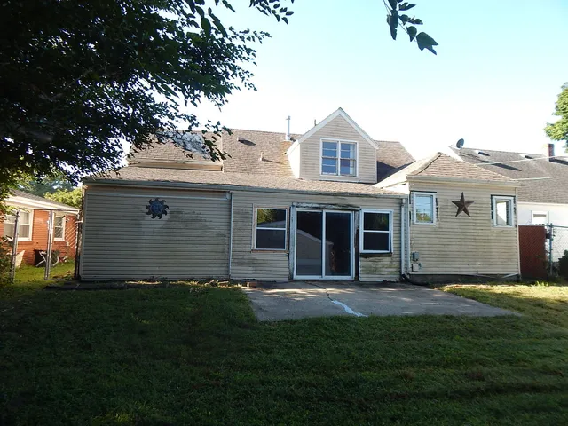 a view of back yard of the house